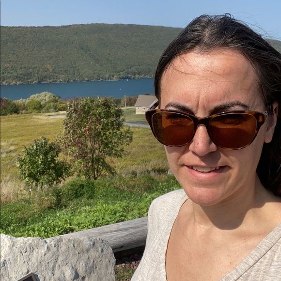 Meet your Posher, Tiffany - Picture 4 of 6